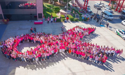 Cáncer de mama: Ayuntamiento de Gómez Palacio forma lazo rosa impulsando la autoexploración