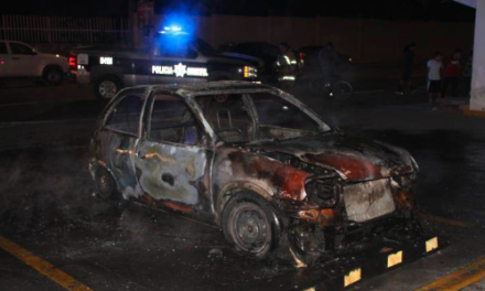 ¿Destino? Carro arde en llamas para evitar que familia pague la luz a CFE en Saltillo, Coahuila