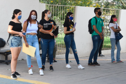 Falta de experiencia cobra factura a recién egresados de La Laguna: no ganan el promedio general