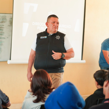 Director de Seguridad Pública en Torreón imparte plática a jóvenes estudiantes