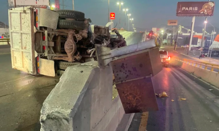 Accidente Vial: camión torton vuelca en el bulevar Miguel Alemán de Gómez Palacio