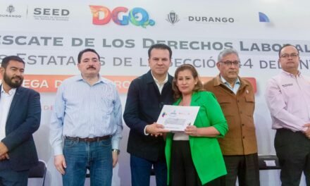 Gobernador de Durango entrega estímulos de retiro y seguros de vida a docentes jubilados