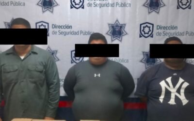 Policía de Torreón sorprende a tres hombres robando cajas de nuez de su propio trabajo