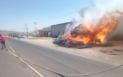 Incendio de vehículo de carga en Lerdo deja solo daños materiales