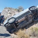 Accidente vial en Lerdo, Durango; Jeep impacta contra cerro sin lesionados