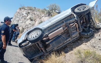 Accidente vial en Lerdo, Durango; Jeep impacta contra cerro sin lesionados