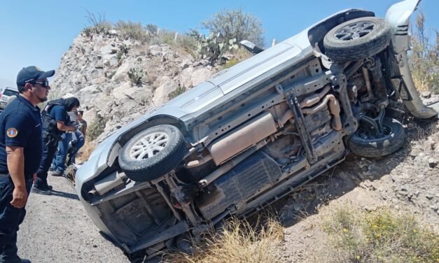 Accidente vial en Lerdo, Durango; Jeep impacta contra cerro sin lesionados