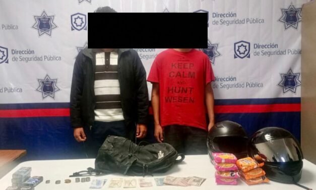Jóvenes sustraen dinero, condones, Maruchan, cigarros y más de OXXO en Torreón: DSPM los detiene