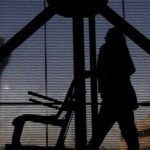 American Airlines multada con 50 mdd por mal manejo de sillas de ruedas para pasajeros con discapacidad