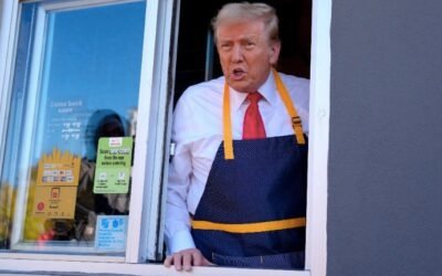 Donald Trump parodia a Kamala Harris en un McDonald’s durante su campaña