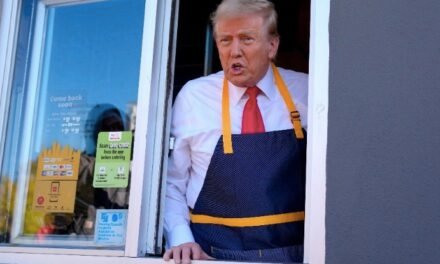 Donald Trump parodia a Kamala Harris en un McDonald’s durante su campaña