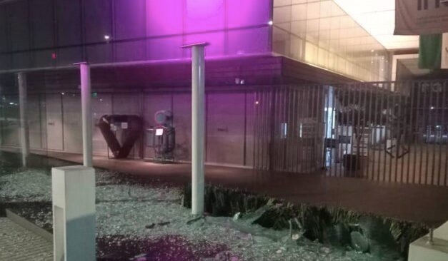 Vandalizan sede del INAI; Sheinbaum promete investigación