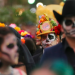 Colorido desfile de Día de Muertos ilumina las calles de Torreón