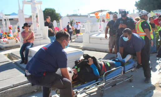 ¡Por poco y se queda! Mujer tropieza y cae en tumba en pleno Día de Muertos en Coahuila