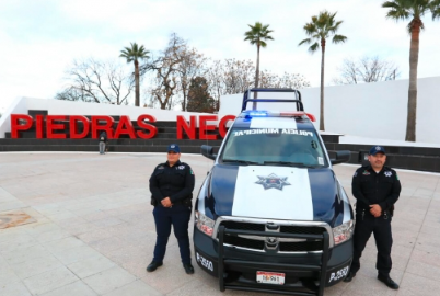 Policía de Piedras Negras, Coahuila, captura a hombres con migrantes en camionetas