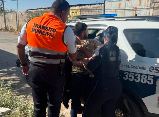 Mujer e hija eran violentadas por hombre, y agentes de Tránsito de Torreón las salvan