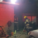 Tres unidades de bomberos atienden incendio en casa habitación en Torreón