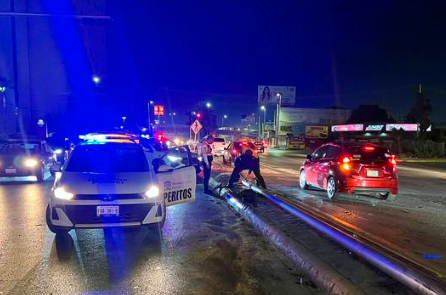 Camioneta con cuatro personas choca y tumba luminaria en Torreón