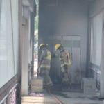 Bomberos de Torreón controlan incendio intencional en estación del Metrobús Laguna