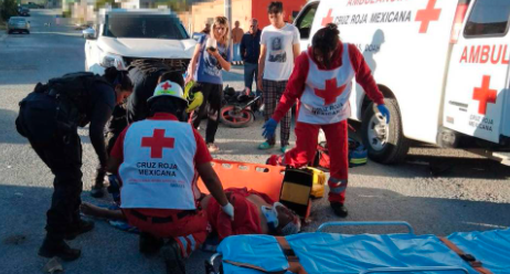 Perro intenta atacar a papá e hija en moto y terminan accidentados en Coahuila