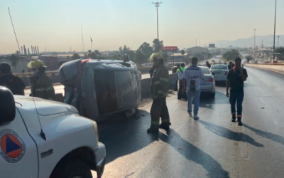 Accidente vial en Gómez Palacio: joven conductor da «beso» y causa volcadura en puente