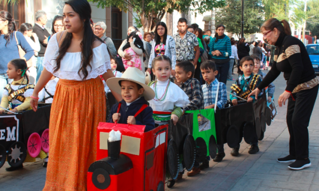 Colorido desfile infantil celebra la Revolución Mexicana en Lerdo