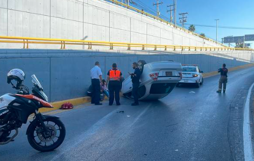 Accidente vial en Torreón; jovencita pierde el control y vuelca en desnivel peligroso