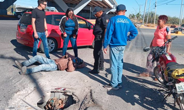 Alcantarilla sin tapa provoca caída de abuelo motociclista en Torreón