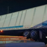 Conductor de tráiler no calcula bien y casi vuelca en la Torreón – Matamoros