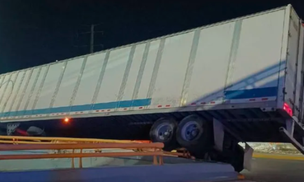 Conductor de tráiler no calcula bien y casi vuelca en la Torreón – Matamoros