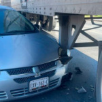 Carro termina debajo de caja de tráiler en Torreón: ninguno respetó su distancia