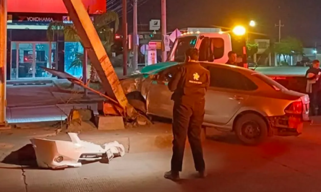 ¡Ni el accidente vial lo hizo bien! Conductor de Torreón choca contra carro y poste, olvida fascia y placa