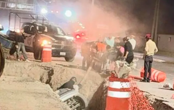 Accidente vial en Torreón: carro cae en obras de Agua Saludable para La Laguna