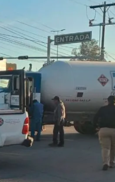 Accidente vial en Torreón: carros dañados, pipa de gas en riesgo y una mujer lesionada