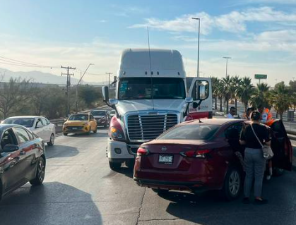 Accidente vial en Torreón: tráiler colisiona contra vehículo y lo mueve todo