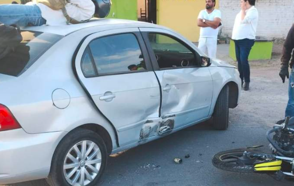 Motociclista se salva de milagro tras ser embestido por automóvil en Gómez Palacio