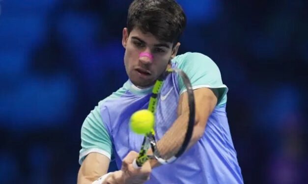 Alcaraz gana un duelo clave en las ATP Finals y mantiene la esperanza de avanzar a semifinales