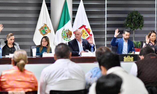 Cabildo de Torreón impulsa desarrollo económico y reconoce a bomberos locales