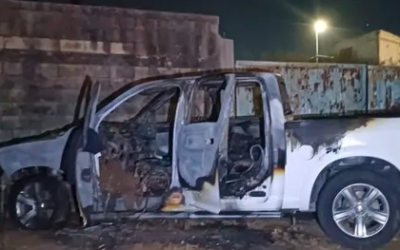 Policiaca en Torreón: hombre alterado prende fuego a su carro con tanque de gas y sube a torre