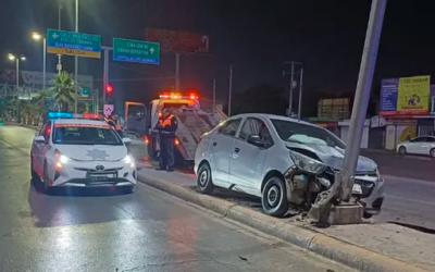 Accidente vial en Torreón: por ir a exceso de velocidad derrumba poste de luz