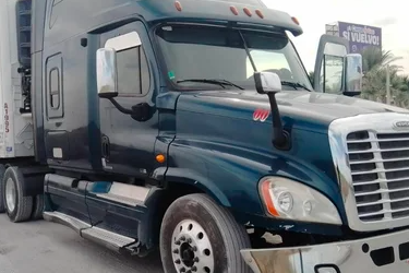 Policiaca en Gómez Palacio: tráiler con carros y drogas es incautado por la FGR