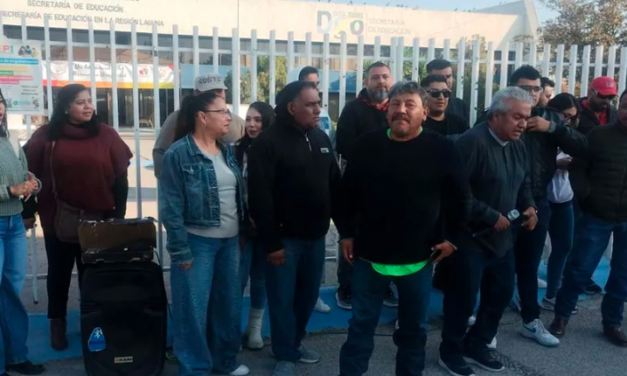 Por mala paga y retiro de plazas, maestros se manifiestan en Laguna de Durango