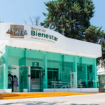 Alumno con Beca Benito Juárez, acude a bancos del Bienestar a renovar tarjeta