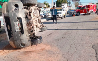 Accidente vial: exceso de velocidad causa choque y volcadura en Torreón