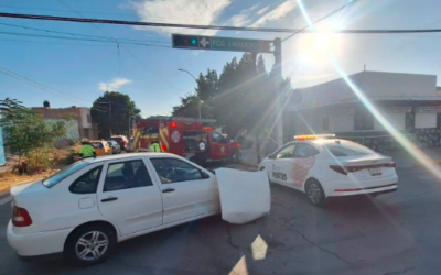 Grave accidente vial en Torreón: mujer al hospital y carros destrozados