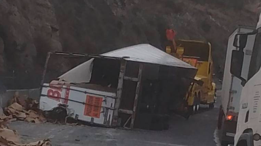 Otro accidente vial en la carretera 57 de Coahuila: tráiler con papel volcó