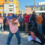 ¡Ándele! Piñata de ex dueño de AHMSA es destruida por ex trabajadores