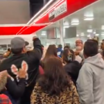 ¡Costco Torreón es un caos! Todos se pelean por pasteles y cosas de Navidad