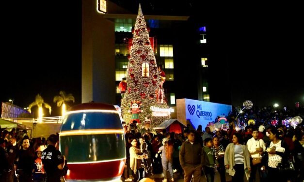 ¡La Navidad ya está en Torreón! Encienden el arbolito de Villa Magia en Plaza Mayor