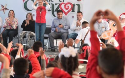 Esteban Villegas y alcaldes de La Laguna de Durango entregan juguetes a menores por Navidad